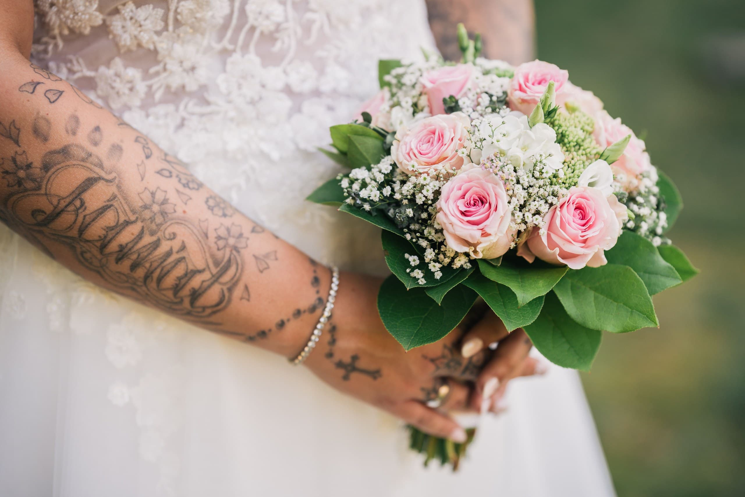 Tatuaggi e abito da sposa: coprirli o valorizzarli