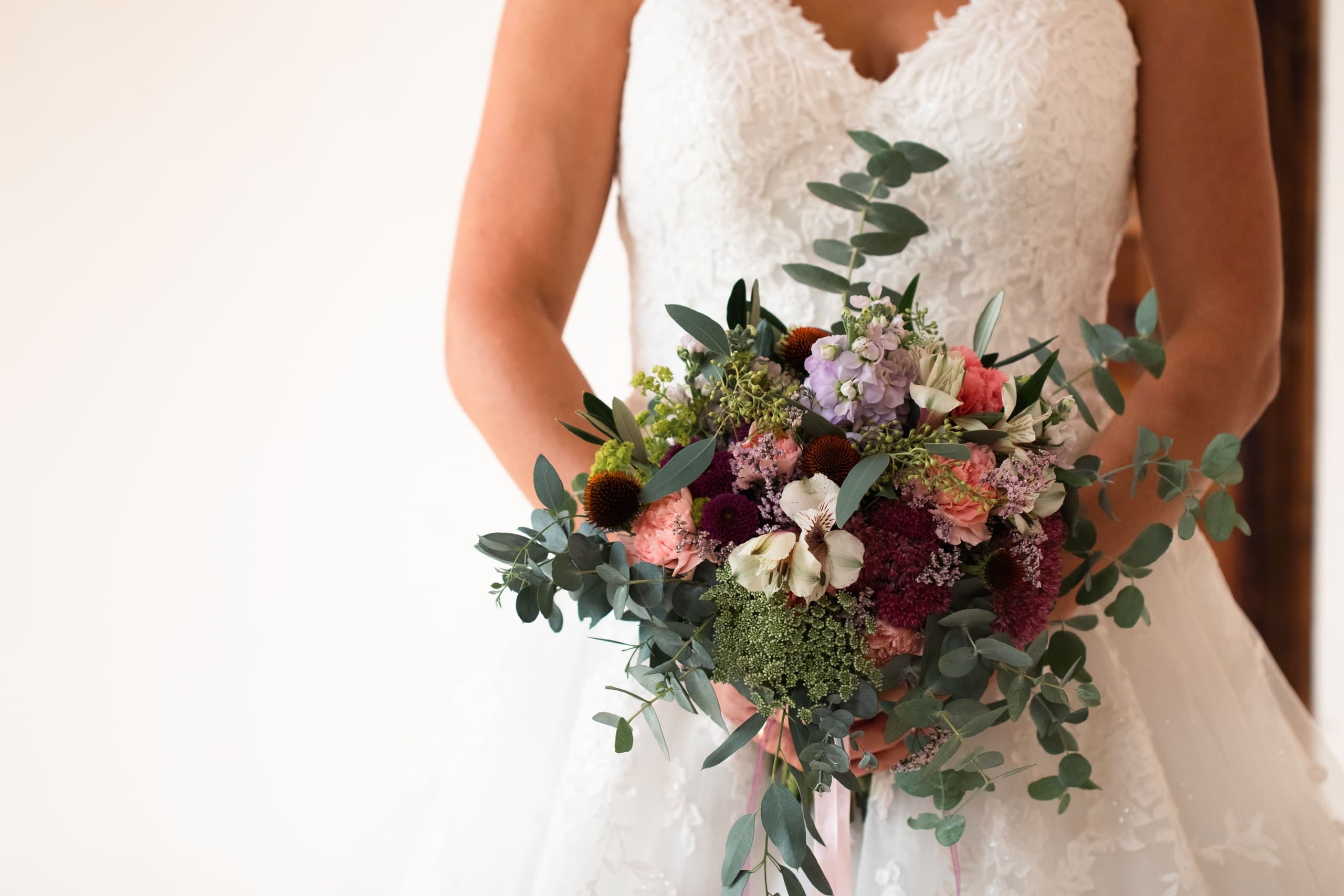 Il bouquet può macchiare l'abito da sposa: cosa sapere prima del matrimonio