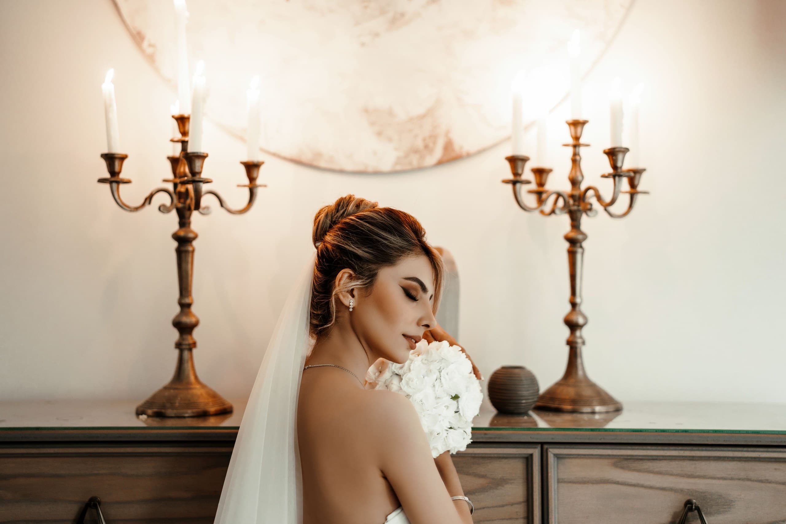 Candele e sparkler il giorno del matrimonio: come proteggere l'abito