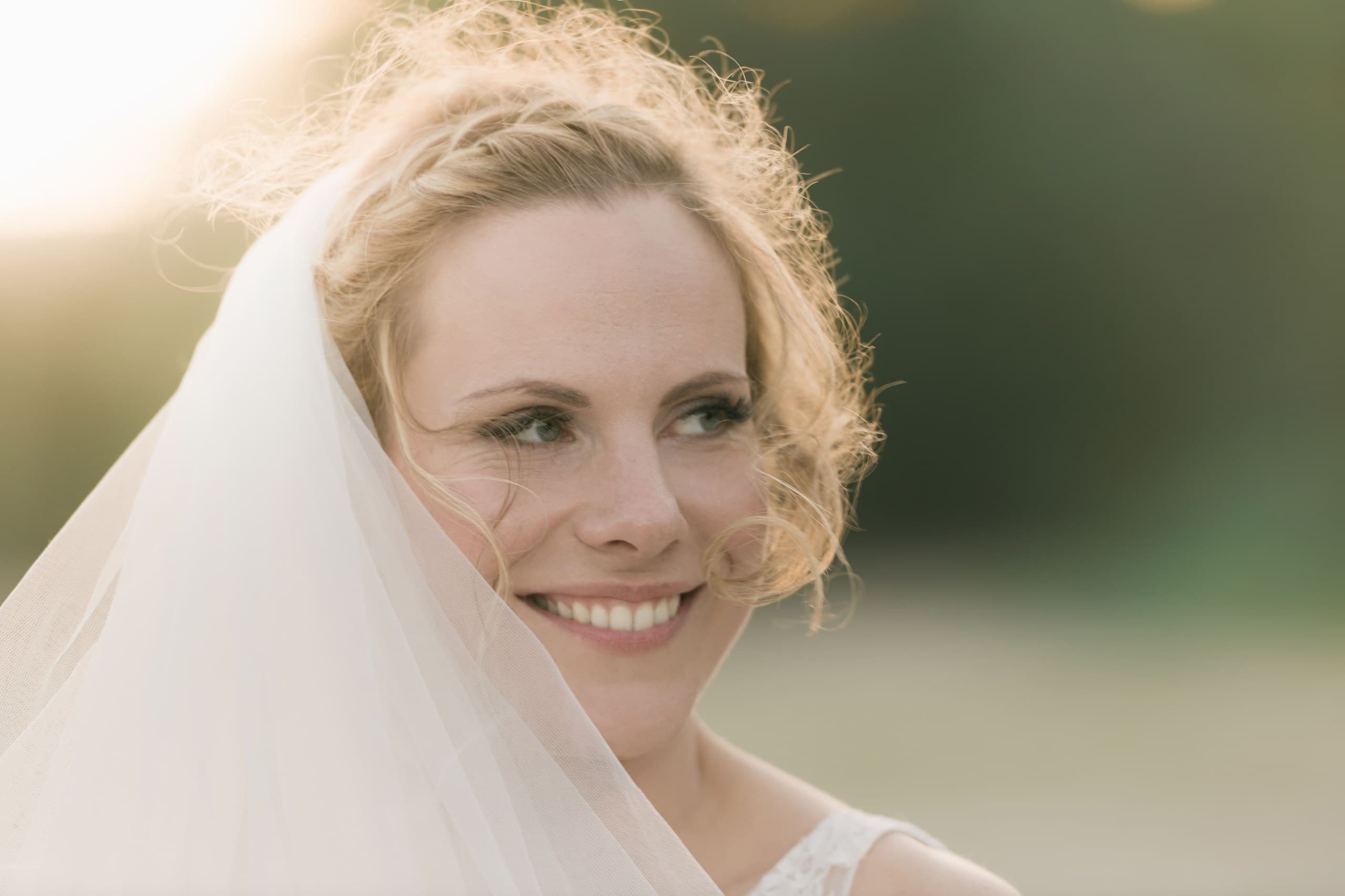 Velo da sposa con i capelli corti: come si fissa davvero