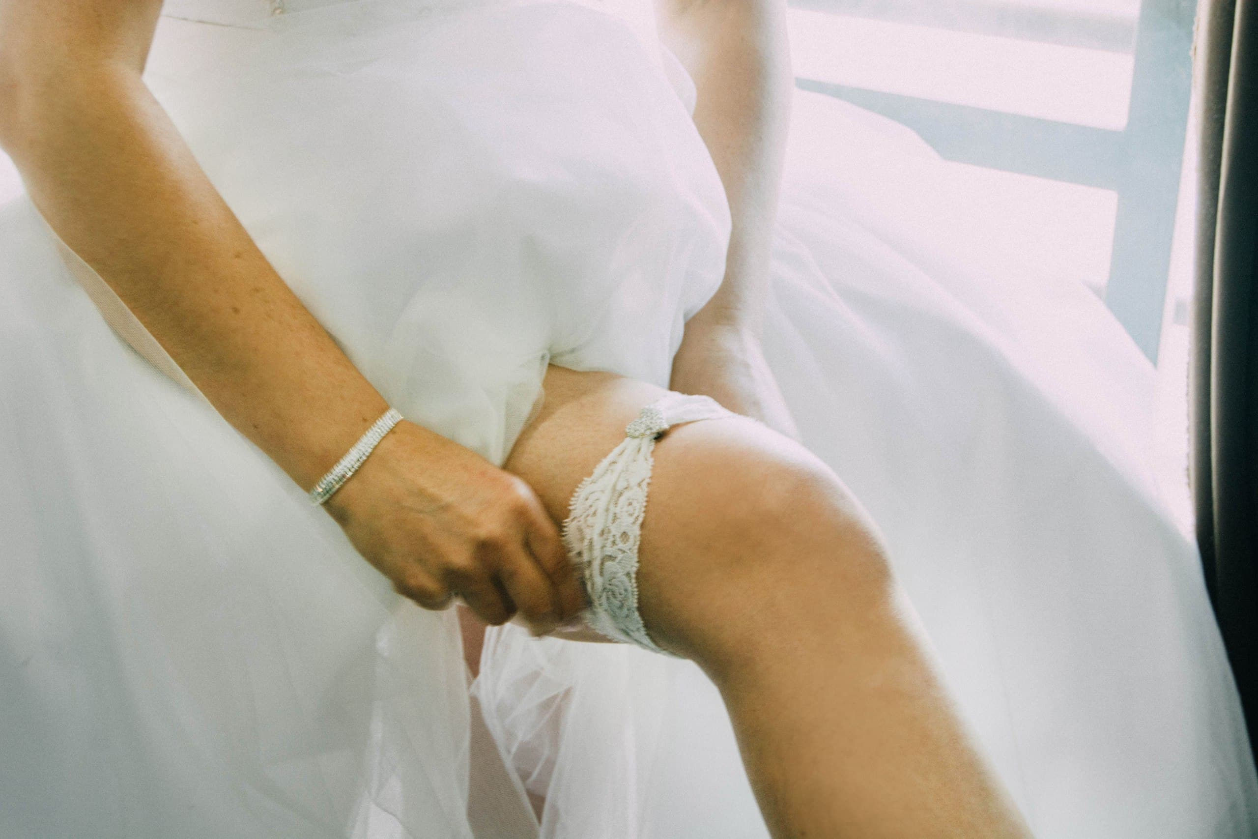 Giarrettiera da sposa: la tradizione e se si vede sotto l'abito