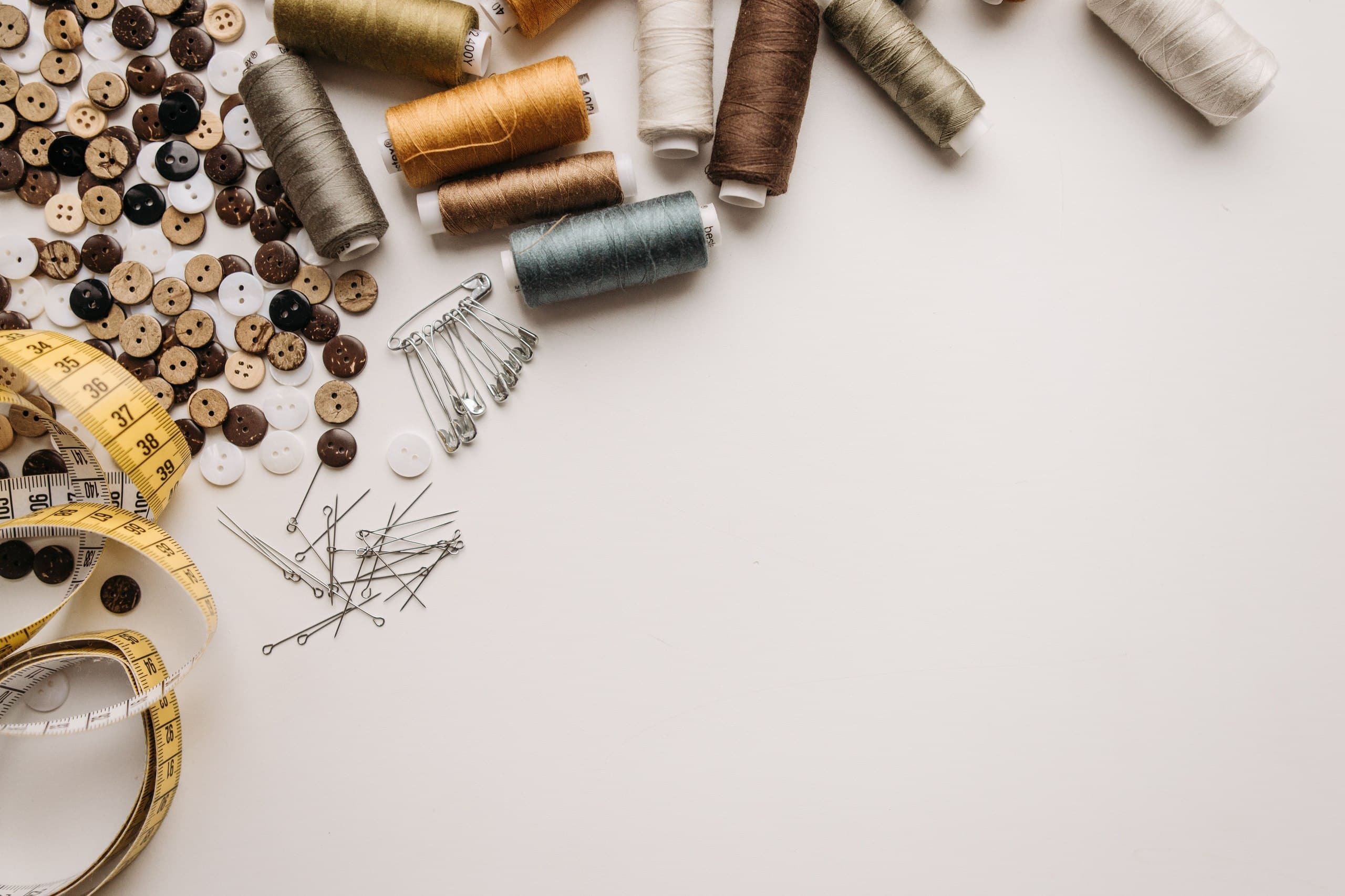 Kit d'emergenza per l'abito da sposa: cosa portare (e cosa evitare)