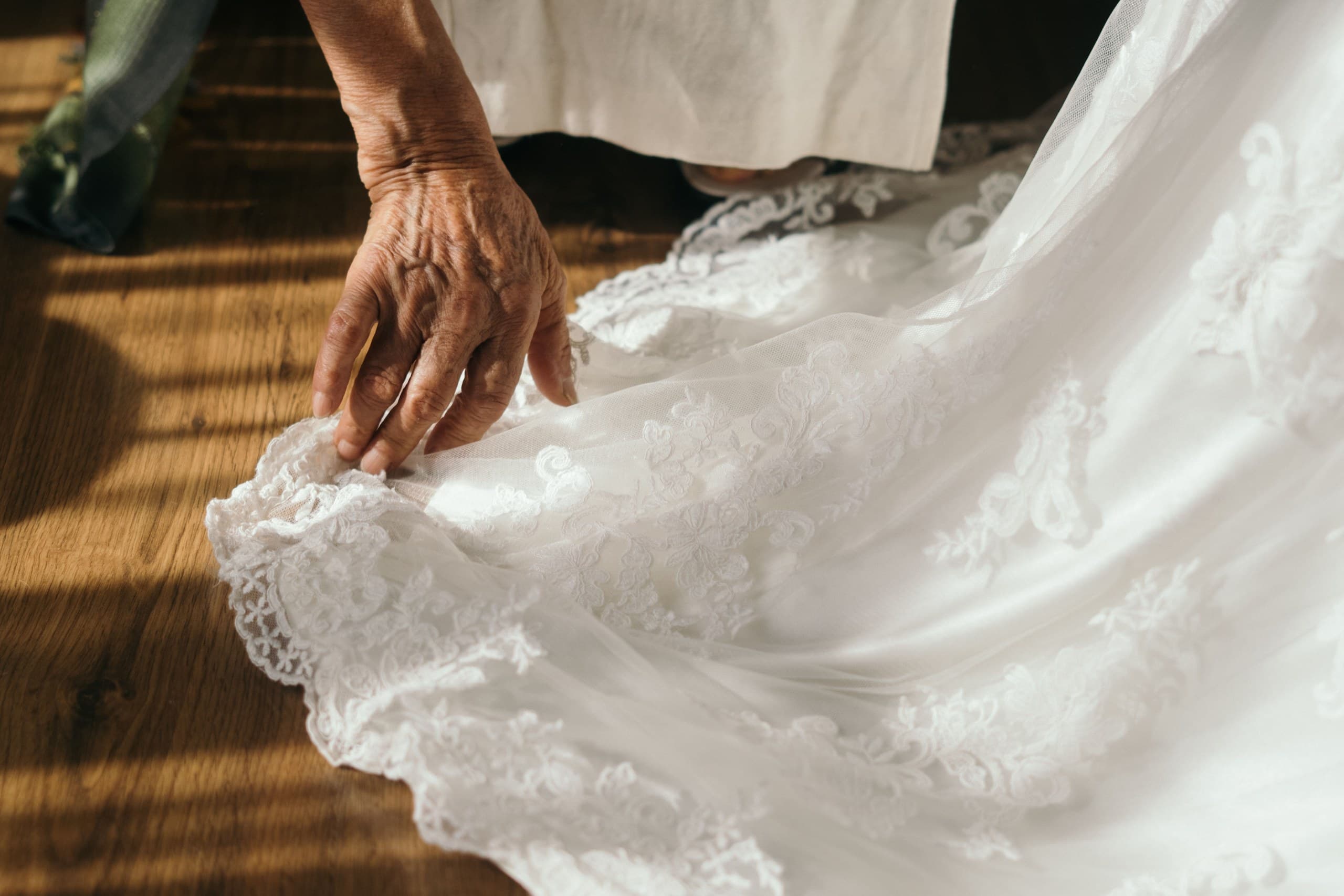 Indossare l'abito da sposa della mamma o della nonna: cosa si può modificare davvero
