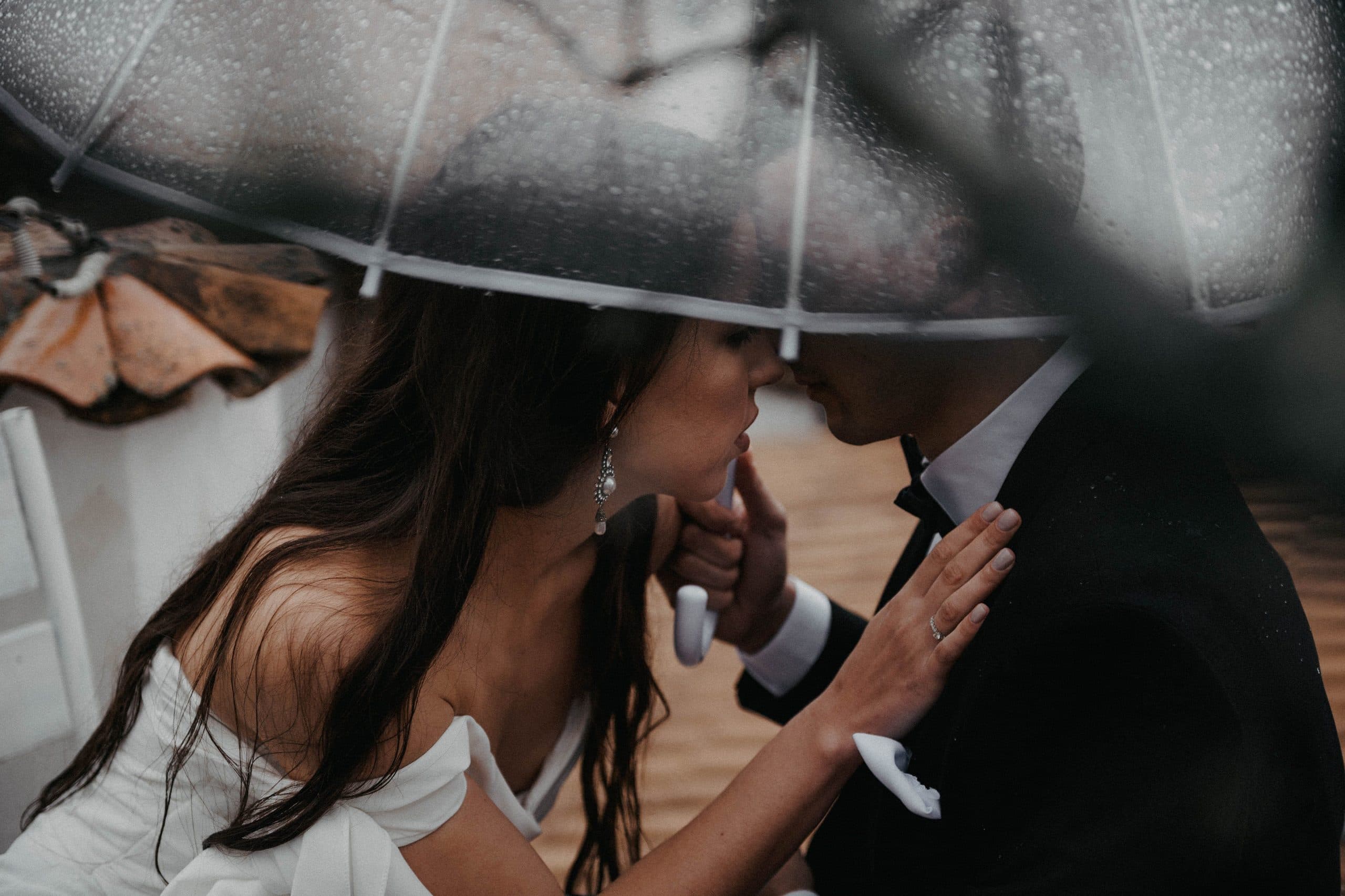 Pioggia il giorno del matrimonio: cosa fare per l'abito