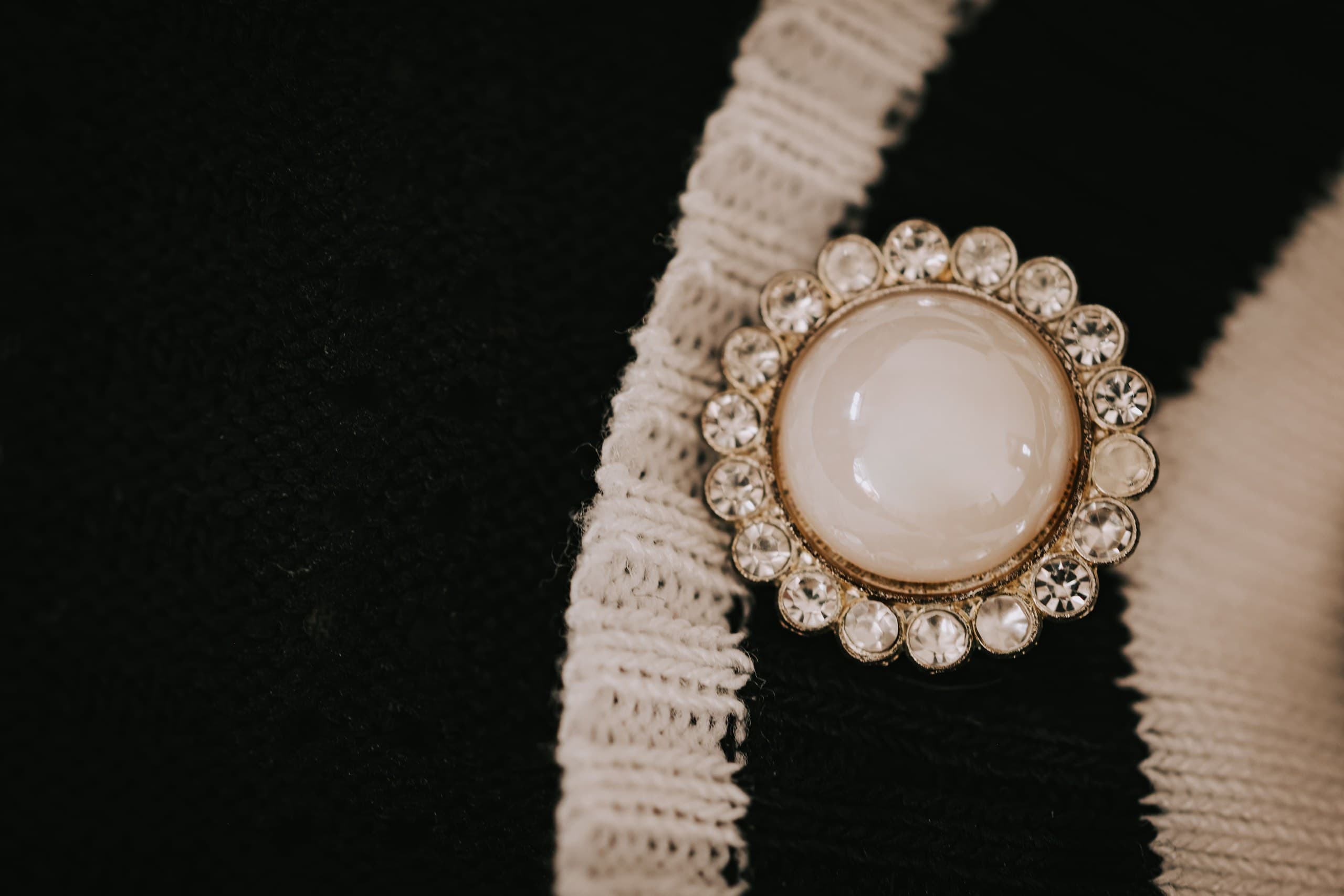 Spilla o broche sull'abito da sposa: rischia di rovinare il tessuto?