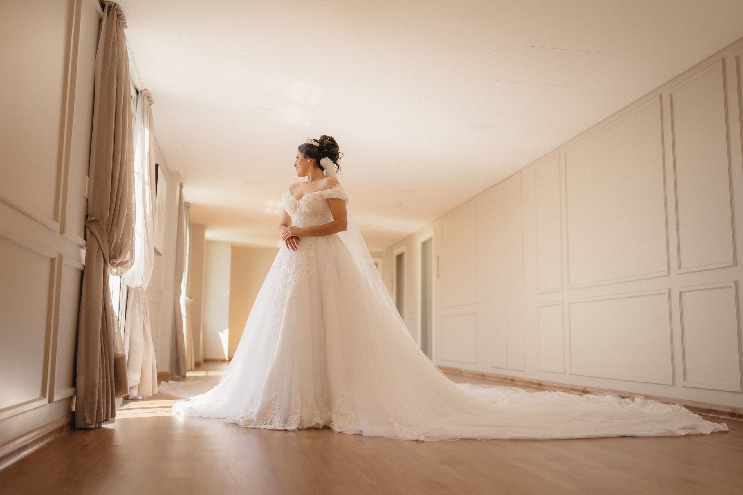 Provare l'abito da sposa da sola: si può, e cosa cambia davvero