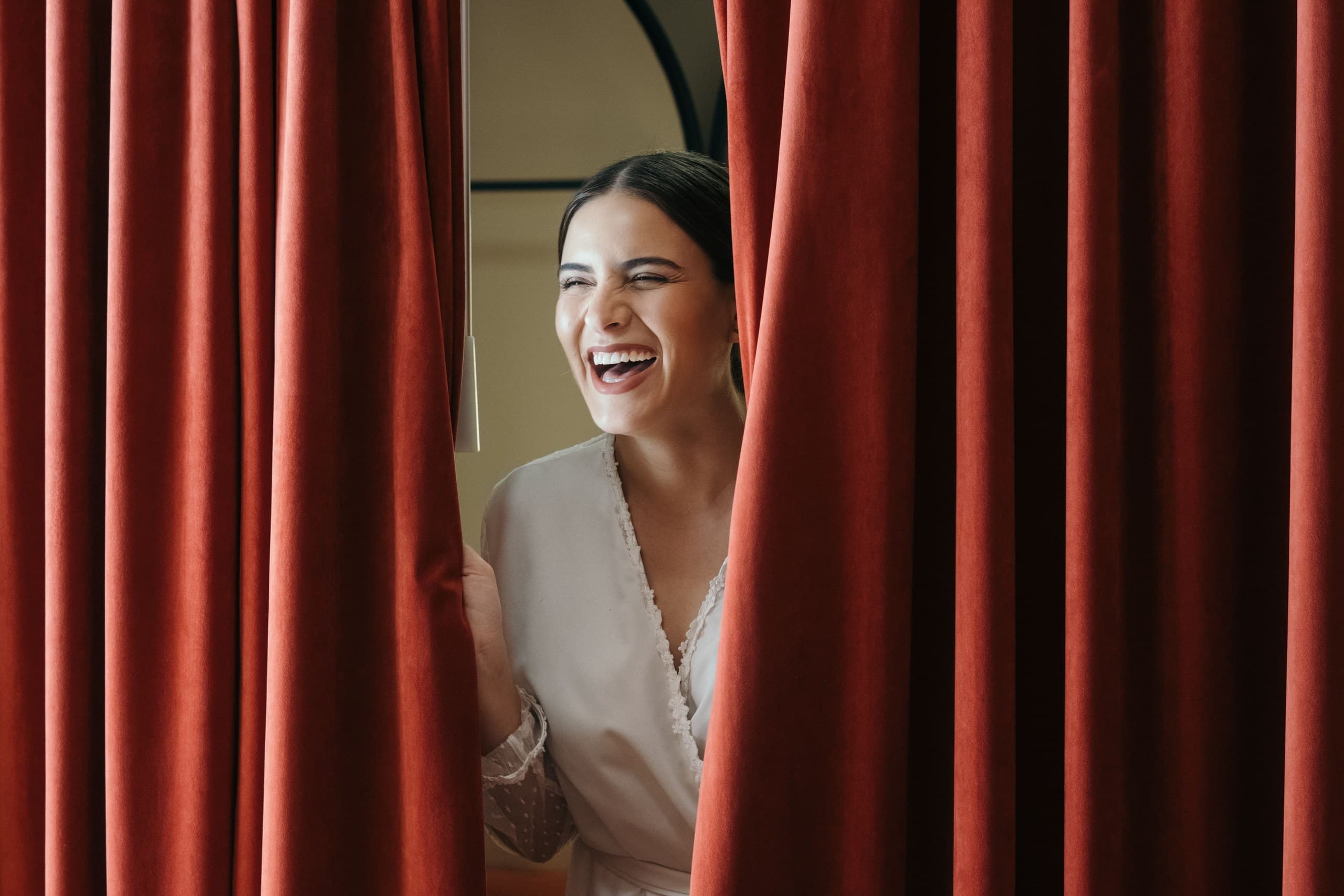 Lo sposo può vedere l'abito da sposa prima del matrimonio?