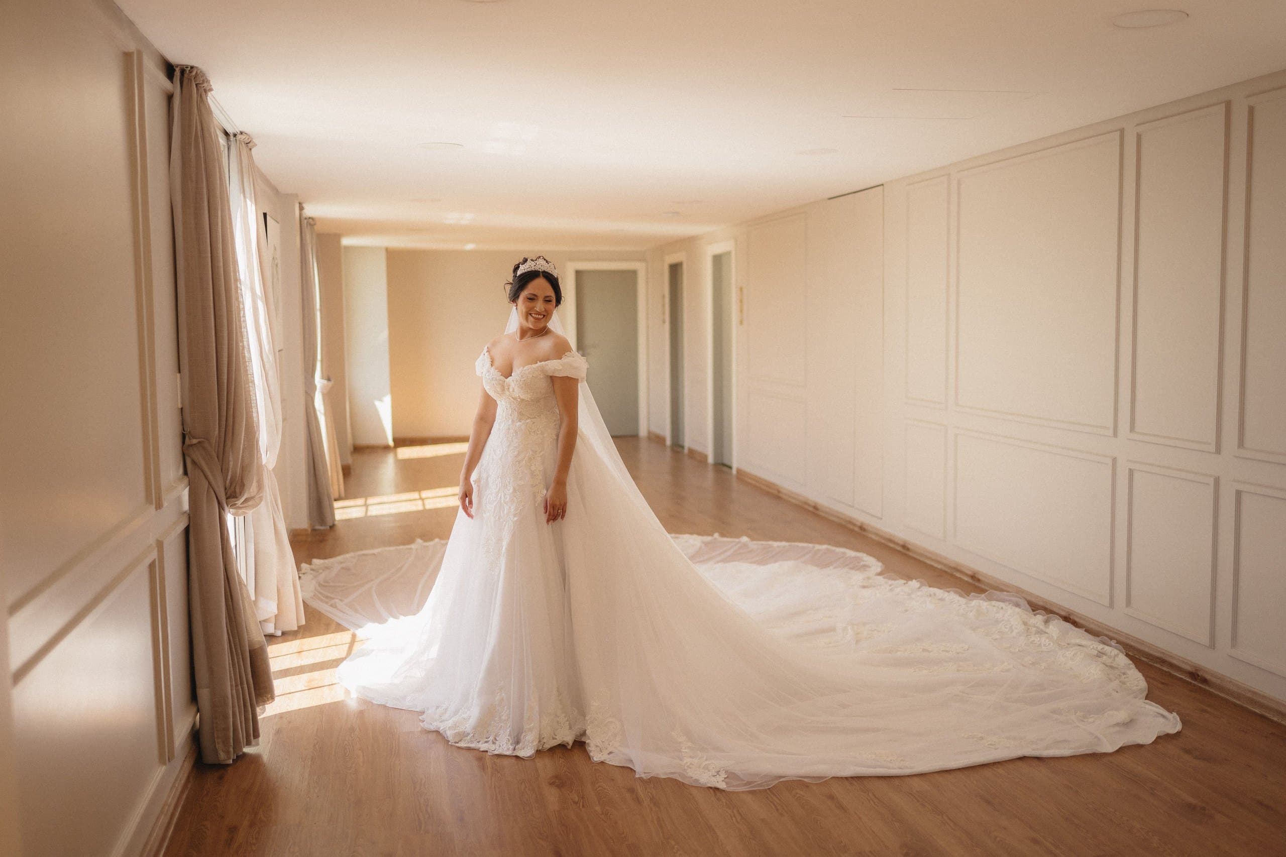 Lo strascico dell'abito da sposa: come si gestisce durante la giornata