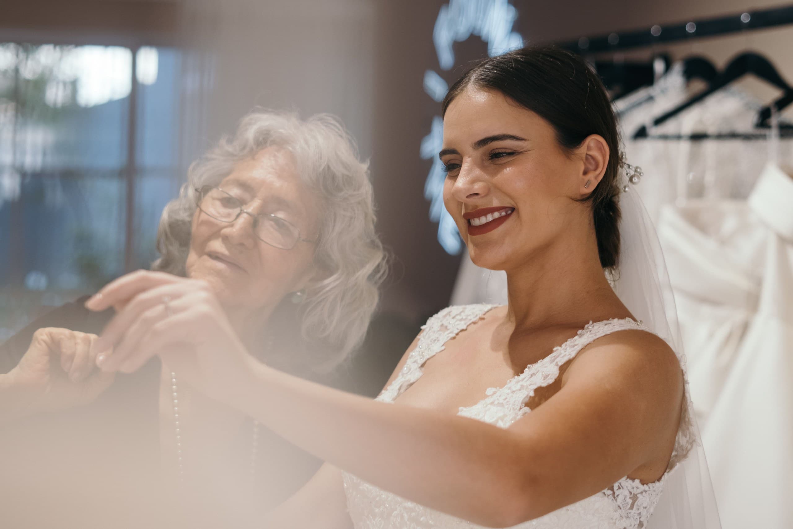 Abito da sposa taglie forti: come funziona davvero la prova in atelier
