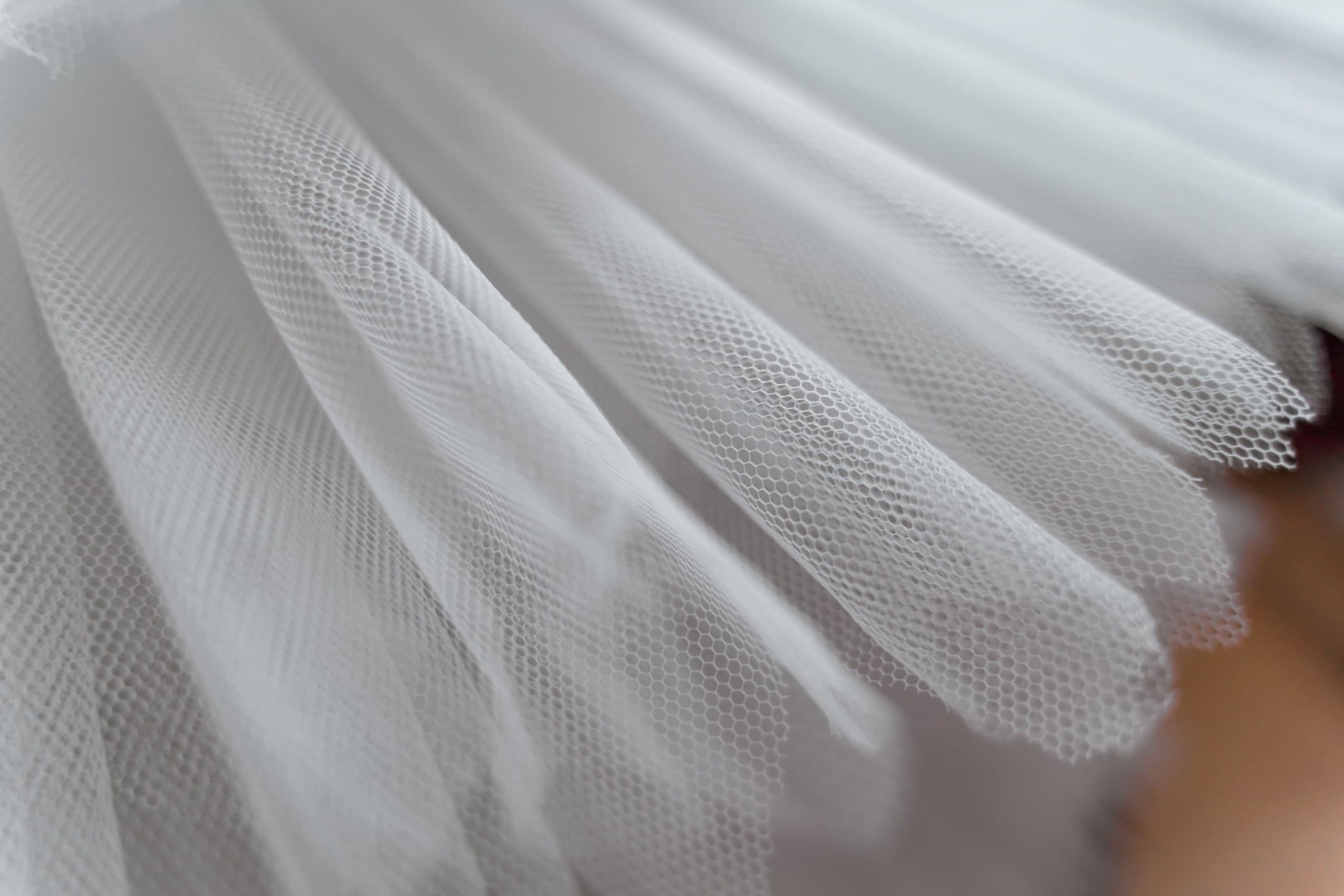 L'abito da sposa che si attacca alle gambe: elettricità statica, cosa fare