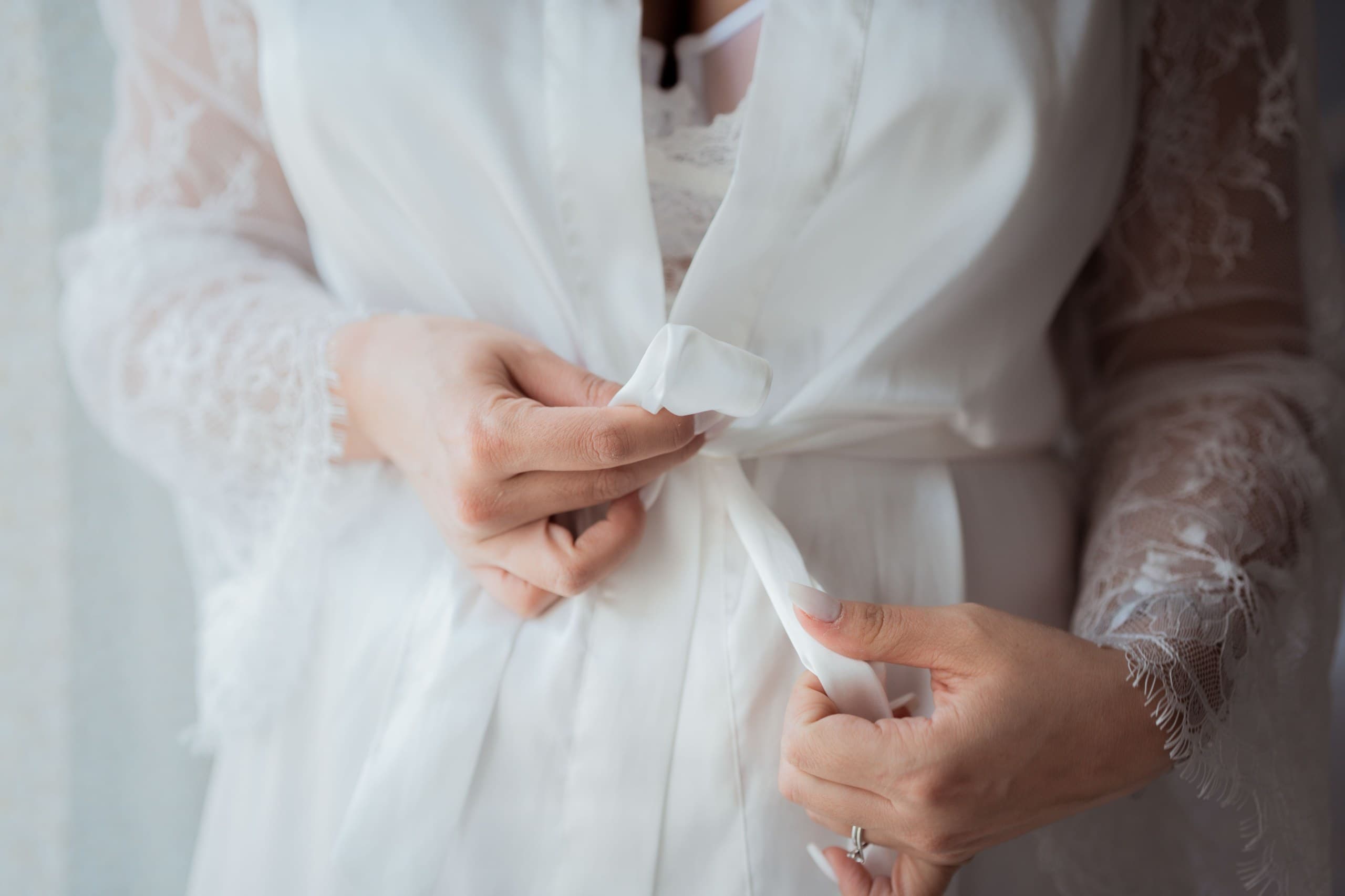 Trucco e abito da sposa: come evitare le macchie durante la vestizione